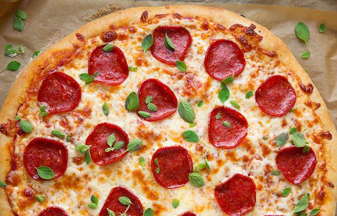 طرز تهیه پیتزا پپرونی، چطور یک پیتزای خانگی بی‌نقص بپزیم؟